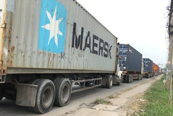 Quốc lộ 13 ‘tê liệt’ vì hải quan soi hàng giả xe container Quốc lộ 13 ‘tê liệt’ vì hải quan soi hàng giả xe container