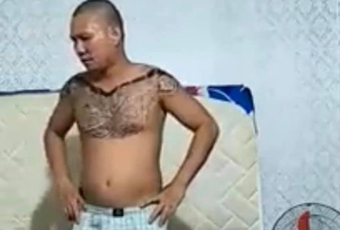 Công an làm việc với gã chồng đánh vợ dã man rồi quay clip tung lên mạng Công an làm việc với gã chồng đánh vợ dã man rồi quay clip tung lên mạng