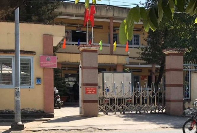 Thanh niên cởi trần xông vào trụ sở công an đâm chết người Thanh niên cởi trần xông vào trụ sở công an đâm chết người