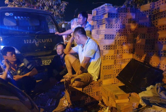 'Bà hỏa' thiêu rụi 3 ki ốt lúc rạng sáng ở Bình Dương 'Bà hỏa' thiêu rụi 3 ki ốt lúc rạng sáng ở Bình Dương