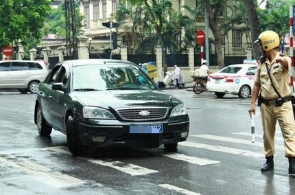 Xe biển xanh đua nhau vượt đèn đỏ, công an gửi văn bản về đơn vị chủ quản Xe biển xanh đua nhau vượt đèn đỏ, công an gửi văn bản về đơn vị chủ quản