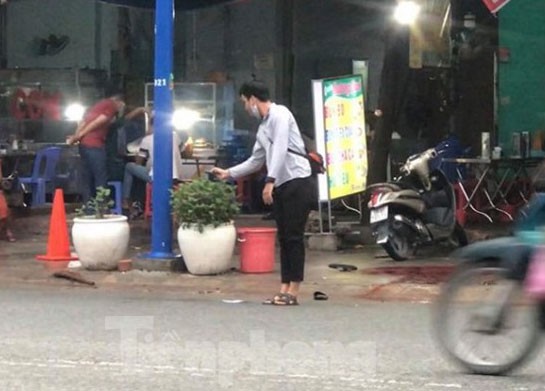 Công nhân ở Bình Dương bị truy sát, chém gục tại chỗ Công nhân ở Bình Dương bị truy sát, chém gục tại chỗ