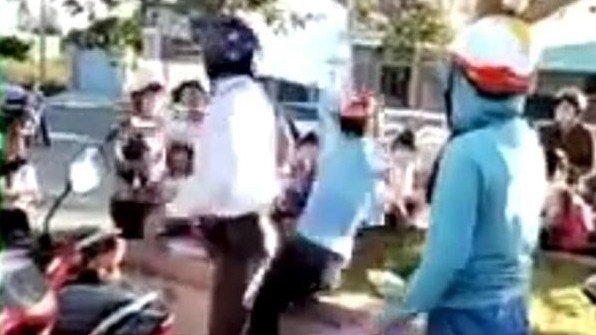Xôn xao clip người đàn ông ra tay tàn bạo người phụ nữ giữa đường Xôn xao clip người đàn ông ra tay tàn bạo người phụ nữ giữa đường