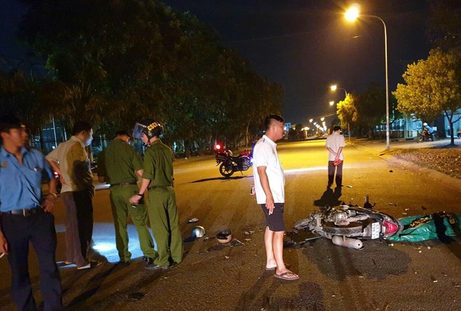 Tông xe trực diện tốc độ cao, hai người chết tại chỗ trước cổng KCN Tông xe trực diện tốc độ cao, hai người chết tại chỗ trước cổng KCN