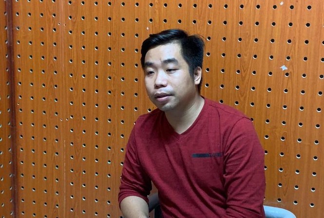 Sau khi được công an giải cứu, nhân viên quán karaoke bị chủ đánh, cướp điện thoại Chủ quán karaoke tại cơ quan công an (Ảnh: Công an Bình Dương)
