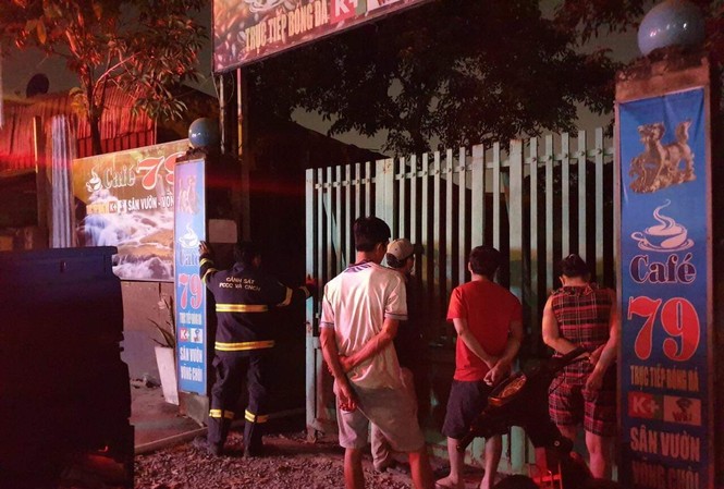 Thanh niên ôm bình gas, can xăng la hét doạ chết trong quán cà phê Thanh niên ôm bình gas, can xăng la hét doạ chết trong quán cà phê