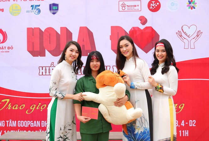 Hàng nghìn ‘chiến sĩ Hola’ tham gia hiến máu tình nguyện Người đẹp Nguyễn Phương Anh, Nông Thúy Hằng và Kim Trà My chụp ảnh cùng sinh viên tham gia hiến máu.