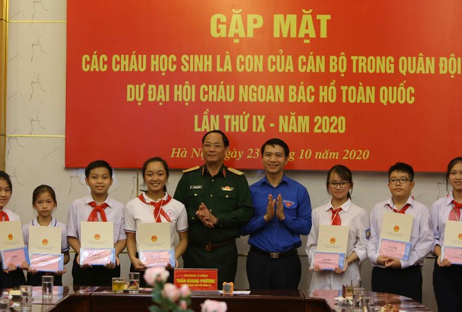 Gặp mặt con của cán bộ, chiến sĩ phục vụ trong Quân đội dự Đại hội Cháu ngoan Bác Hồ Tổng cục Chính trị tuyên dương 13 đại biểu về dự Đại hội cháu ngoan Bác Hồ là con cán bộ, chiến sĩ trong Quân đội có thành tích xuất sắc trong học tập và rèn luyện.