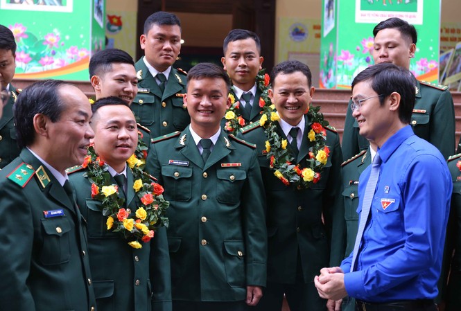 Tuyên dương 10 gương mặt trẻ Bộ đội Biên phòng Anh Bùi Quang Huy trò chuyện cùng cán bộ, chiến sĩ BĐBP