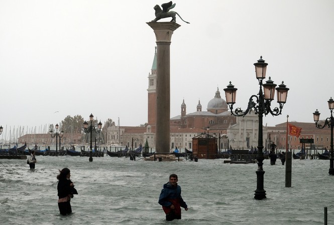 Thành phố Venice chìm trong biển nước sau dông lốc, mưa lớn Thành phố Venice ngập nước do thủy triều dâng cao