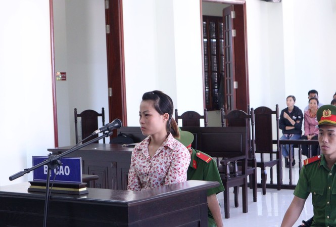 Vợ dùng dao đâm vào cổ chồng vì bị đánh vô cớ Nguyễn Thị Thủy tại phiên tòa sơ thẩm