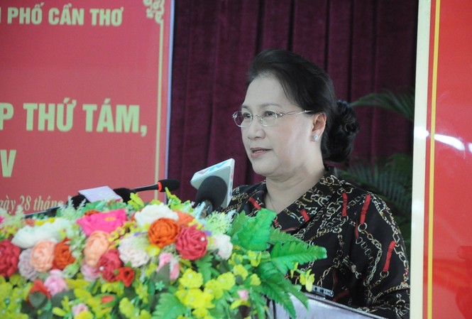 Chủ tịch Quốc hội: Quy trách nhiệm, xử lý nghiêm sai phạm Chủ tịch Quốc hội Nguyễn Thị Kim Ngân trả lời cử tri tại buổi tiếp xúc. Ảnh: Cảnh Kỳ