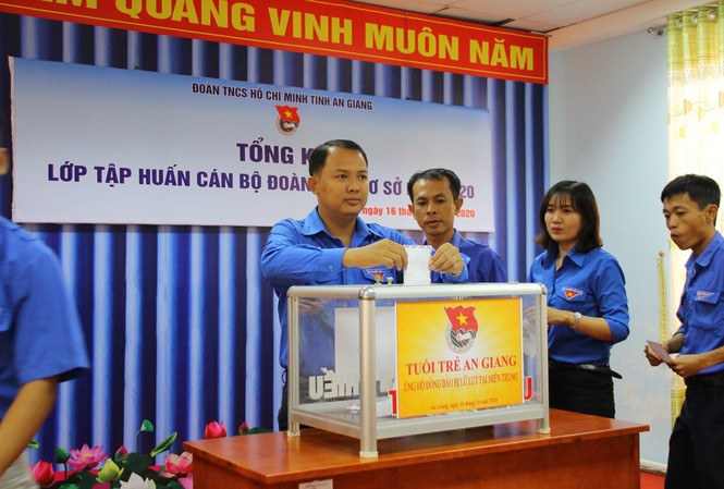 Tuổi trẻ ĐBSCL ủng hộ đồng bào lũ lụt miền Trung Tuổi trẻ ĐBSCL ủng hộ đồng bào lũ lụt miền Trung