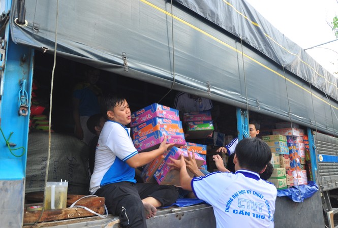 Chuyến xe của tuổi trẻ Cần Thơ đến với đồng bào miền Trung Chuyến xe của tuổi trẻ Cần Thơ đến với đồng bào miền Trung