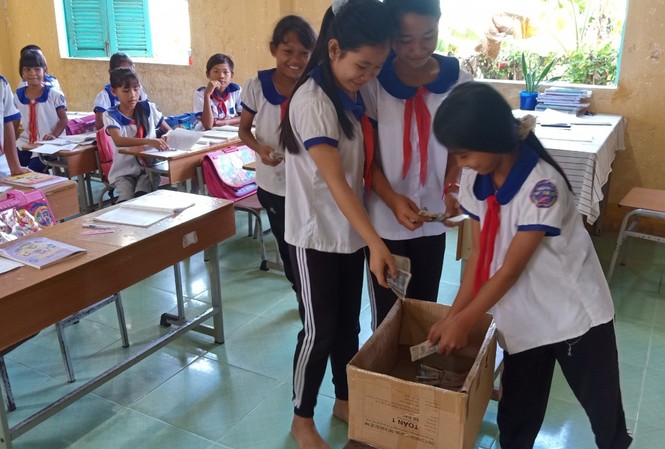 Cảm động học sinh dân tộc ủng hộ đồng bào miền Trung Cảm động học sinh dân tộc ủng hộ đồng bào miền Trung