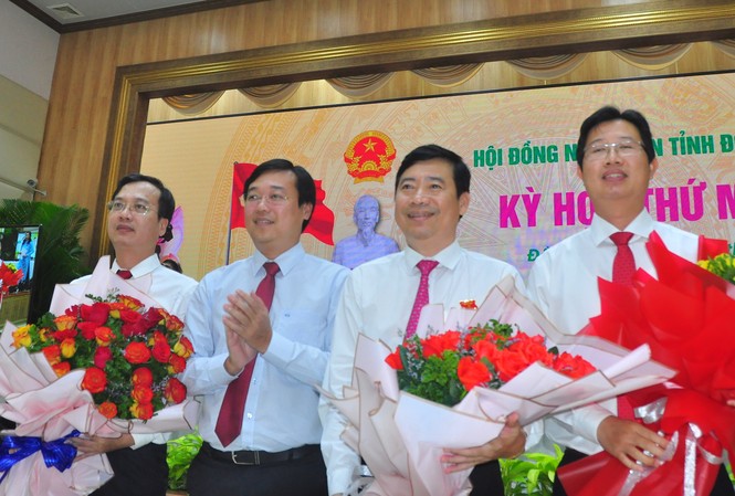 Đồng Tháp bầu mới chủ tịch và hai phó chủ tịch UBND tỉnh Bí thư Tỉnh ủy Đồng Tháp Lê Quốc Phong chúc mừng Chủ tịch và các Phó chủ tịch UBND tỉnh