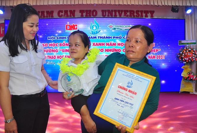 Cảm động với nghị lực của nữ sinh nhiễm chất độc da cam Cảm động với nghị lực của nữ sinh nhiễm chất độc da cam 