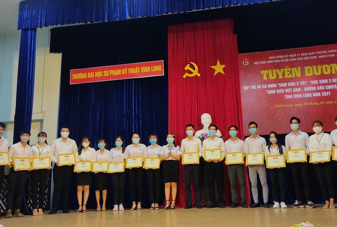 Vĩnh Long tuyên dương hơn 100 'Sinh viên 5 tốt' năm 2021 Vĩnh Long tuyên dương hơn 100 'Sinh viên 5 tốt' năm 2021