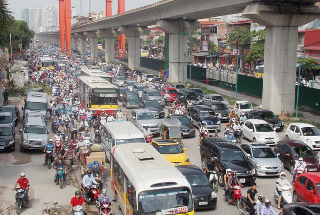 Di dời trường đại học ra khỏi nội đô Hà Nội: Yêu cầu cấp bách, giải pháp nửa vời Được đầu tư đồng bộ về hạ tầng giao thông nhưng với lượng xe đông và 7 trường ĐH trên hơn 1 kilômét, đường Nguyễn Trãi luôn xảy ra ùn tắc kéo dàiẢnh: T.Đảng