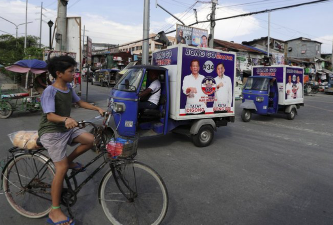 Bầu cử giữa kỳ Philippines: Phép thử đối với uy tín của tổng thống Duterte Những chiếc xe dán poster vận động bầu cử chạy quanh quận Tondo hôm 9/5 ảnh: AP