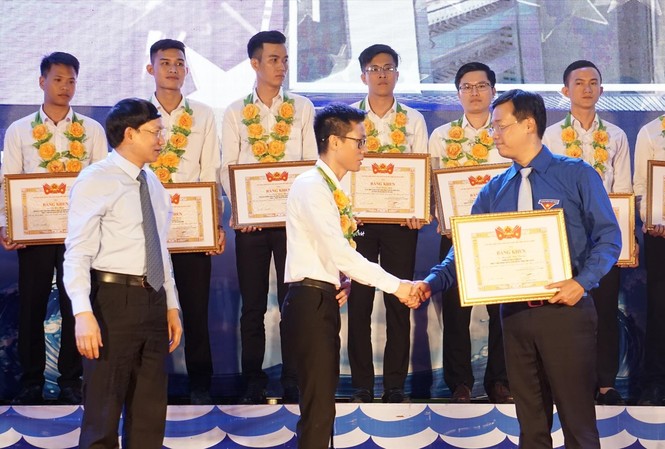 Những 'Người thợ trẻ giỏi' trên đất Mỏ Anh Lê Quốc Phong, Bí thư thứ nhất Trung ương Đoàn, Chủ tịch Hội LHTN Việt Nam trao giải thưởng cho những người thợ trẻ giỏi