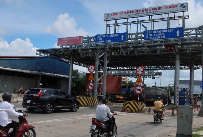 Vẫn nguyên mớ bùng nhùng BOT Trạm thu phí BOT T2 Quốc lộ 91 đang phải dừng thu phí vì bị tài xế phản ứng Ảnh: Phạm Thanh