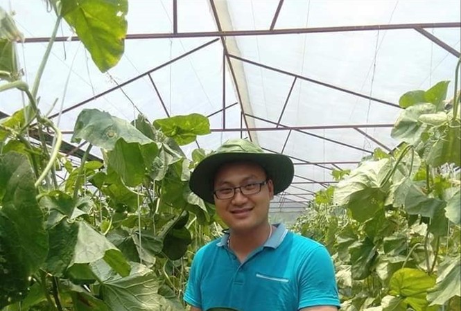Chàng trai dân tộc Tày ‘vác tù và hàng tổng’ Lường Đình Hùng bên vườn cây của một thành viên HTX ảnh: NVCC