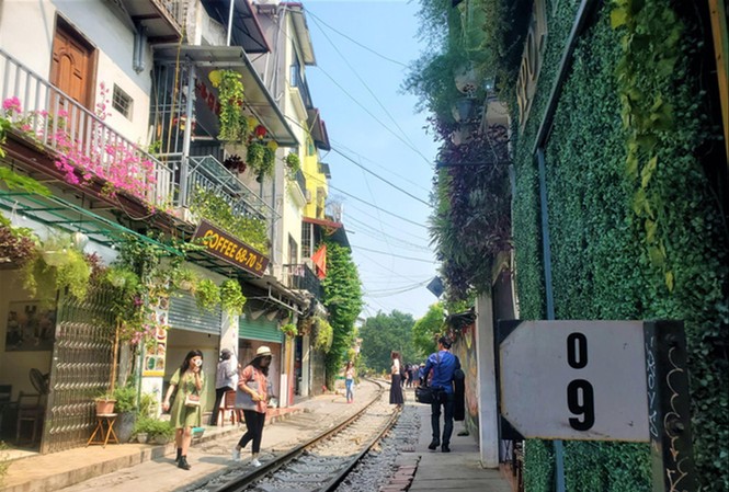 Cấm khách du lịch vào 'xóm cà phê đường tàu' Xóm đường tàu bỗng vắng lặng trước lệnh cấm