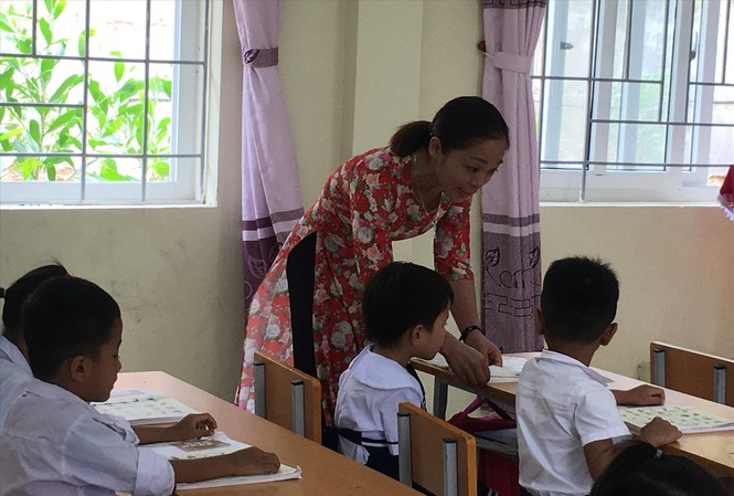 Bi, hài khi chuẩn hóa giáo viên Giáo viên, học sinh Trường tiểu học Sơn Hà, xã Quan Sơn, Thanh HóaẢnh: Nghiêm Huê