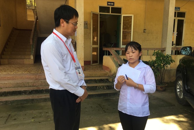 Kỳ thi đầu cũng là kỳ thi cuối của thứ trưởng Lê Hải An Thứ trưởng Lê Hải An hỏi thăm động viên em Lý Thị Ban tại điểm thi trường THPT Nà Giàng, huyện Hòa An, Cao Bằng tại kỳ thi THPT quốc gia 2019 ảnh: NGHIÊM HUÊ