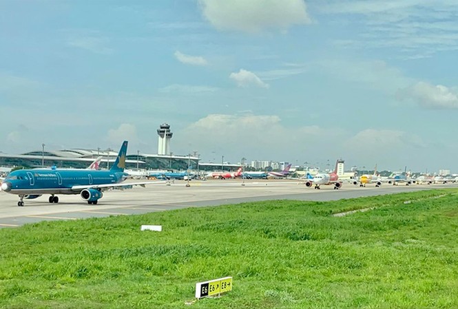 Cục trưởng Hàng không: Cần tháo 'nút cổ chai' để phát triển Máy bay xếp hàng dài đợi tới lượt cất cánh tại sân bay Tân Sơn Nhất (TPHCM)Ảnh: H.V