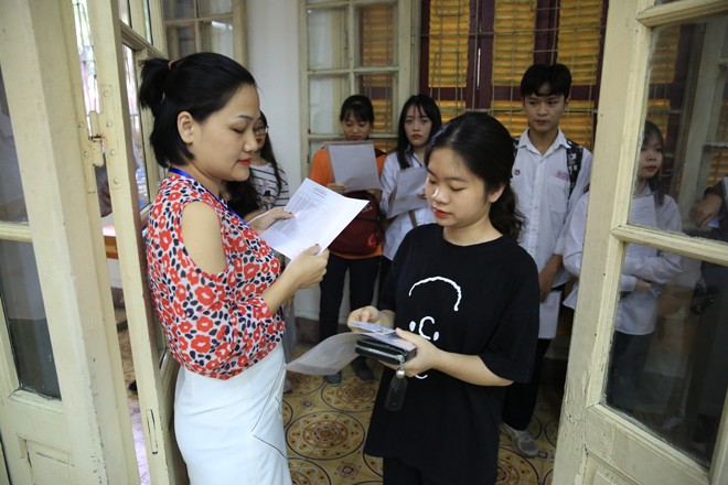 Lựa chọn kỹ nhân sự cho kỳ thi THPT quốc gia 2020 Giám thị kiểm tra thí sinh trước khi vào phòng thi tốt nghiệp THPT quốc gia 2019 ảnh: Hồng Vĩnh
