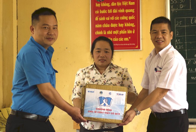 Hai cô giáo vùng cao vượt qua nghịch cảnh Đoàn công tác chương trình “Chia sẻ cùng thầy cô” đến thăm, tặng quà cho cô giáo Trần Thị Thuý Ngân