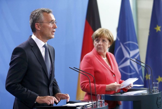 NATO ngày càng chia rẽ Thủ tướng Đức Angela Merkel và tổng thư ký NATO Jens Stoltenberg trong một sự kiện năm 2016 ở Đứcảnh: Reuters/Sputnik