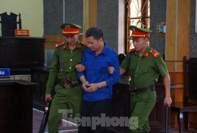 Gian lận thi ở Sơn La: Từ tiền hối lộ nâng điểm thành tiền... bán đất Bị can Lò Văn Huynh (ở giữa) thay đổi lời khai, nói không nhận tiền từ cựu sĩ quan công an. Ảnh: X.A
