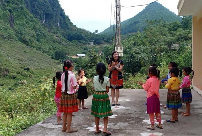 Vinh danh 75 nhà giáo trẻ tiêu biểu: Những người chọn khó khăn, vất vả về mình Cô giáo Phàng Thị Thúy và các em học sinh dân tộc Mông Ảnh: NVCC