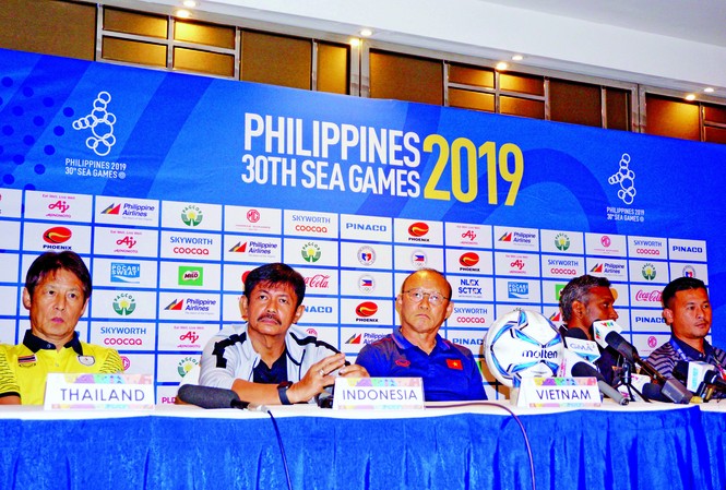 Bóng đá nam SEA Games 30: Bảng B nóng từ phòng họp báo tới sân cỏ HLV Park Hang Seo tỏ ra không hài lòng với cách điều hành cuộc họp báo trước loạt trận mở màn môn bóng đá nam SEA Games khi phải ngồi nghe HLV trưởng U22 Thái Lan “chiếm sóng” ảnh: HỮU PHẠM