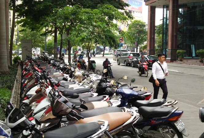 Khách đi xe buýt 'đỏ mắt' tìm bãi giữ xe Vỉa hè nhiều tuyến đường khu vực trung tâm TPHCM bị tái chiếm làm bãi xe thu tiền