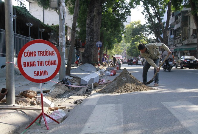 Ngổn ngang đào xới vỉa hè cuối năm Dịp cuối năm, nhiều tuyến phố ở Hà Nội hiện đang được đào xới lên để lát đá
tự nhiên
Ảnh: Trường Phong