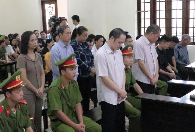 Ai nhờ nâng điểm cho con ông Triệu Tài Vinh? Các bị cáo vụ gian lận điểm thi khai về việc nâng điểm cho con ông Triệu Tài Vinh tại tòa. Ảnh: Nguyễn Hoàn