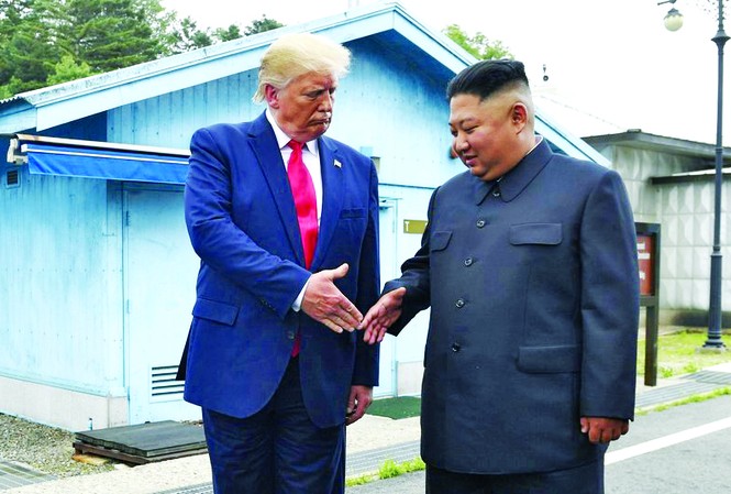 Lãnh đạo Mỹ - Triều Tiên đã hết “yêu nhau” Tổng thống Mỹ Donald Trump (bìa trái) và Chủ tịch Triều Tiên Kim Jong Un tại khu phi quân sự giữa Triều Tiên và Hàn Quốc vào tháng 6/2019ảnh: AP
