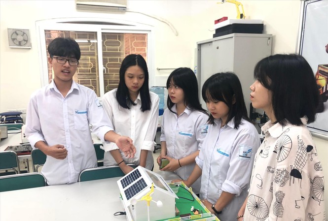 Mô hình nhà kính trồng rau của học sinh cấp 3 Trưởng nhóm Nguyễn Phúc Toàn giới thiệu về dự án ẢNH: LƯU TRINH