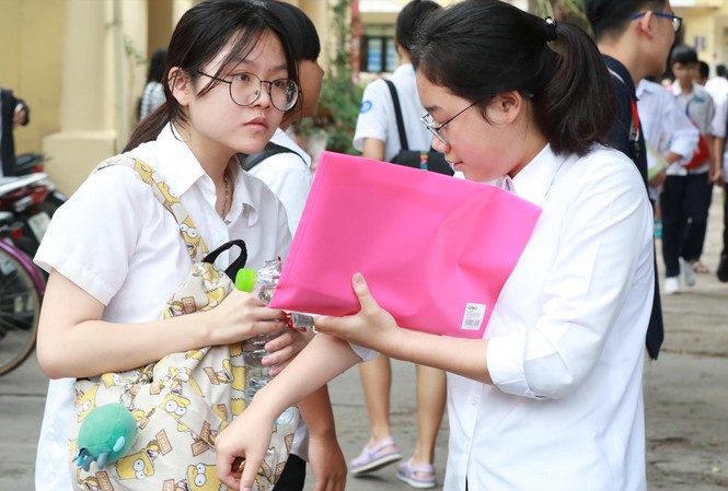 Trường chuyên ở Hà Nội loại học sinh trung bình: Hiệu trưởng nói gì? Kỳ thi tuyển sinh vào trường chuyên hàng năm đều căng thẳng và thu hút lượng lớn học sinh dự thi