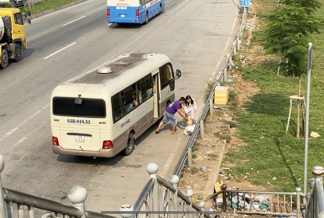 Xe 'dù', bến 'cóc' bủa vây cửa ngõ TPHCM Đón trả khách ngay tại cầu vượt Suối Tiên