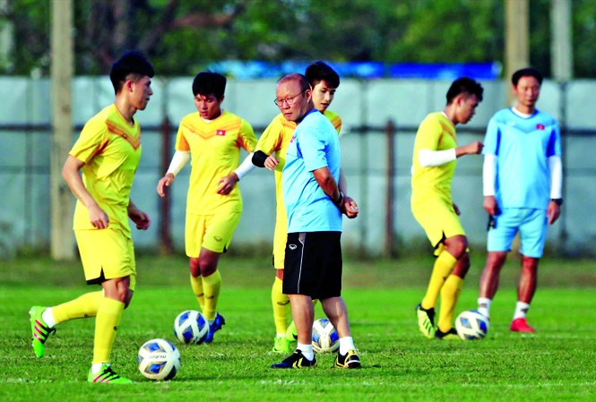 Ông Park lo củng cố hành lang cánh U23 Việt Nam HLV Park Hang Seo theo dõi chặt chẽ các tuyển thủ ở hàng phòng ngự U23 Việt Nam luyện tập Ảnh: HỮU PHẠM