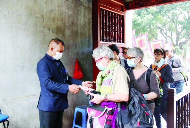 Du lịch bừng tỉnh sau cơn choáng váng Covid - 19 Đảm bảo an toàn cho khách tới các điểm du lịch trong mùa dịch Ảnh: KỲ SƠN