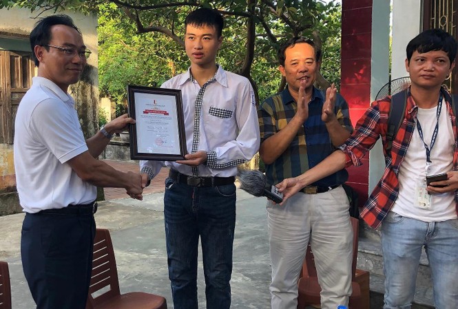 Trao học bổng tài năng cho thủ khoa khối A 'đạp xe giao trứng vịt' PGS.TS Hoàng Minh Sơn trao học bổng cho Vũ Đức Anh