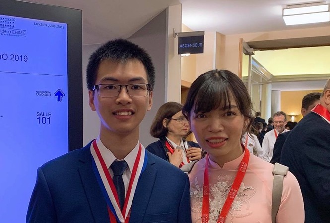 Học sinh Thanh Hóa giành huy chương Vàng Olympic Hóa học Em Nguyễn Văn Chí Nguyên cùng cô giáo dạy môn Hóa học Mai Châu Phương tại Lễ trao giải kỳ thi Olympic Hóa học 2019. (Ảnh do nhà trường cung cấp).