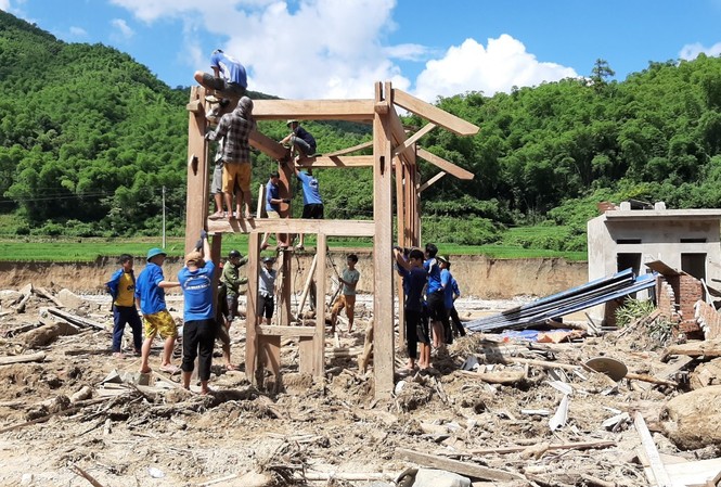 Dựng lại nhà bị lũ cuốn trôi ở bản Sa Ná Dựng lại nhà bị lũ cuốn trôi ở bản Sa Ná