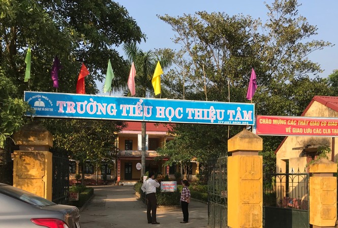 Giáo viên bất ngờ nhận quyết định chuyển đi trường khác Giáo viên bất ngờ nhận quyết định chuyển đi trường khác
